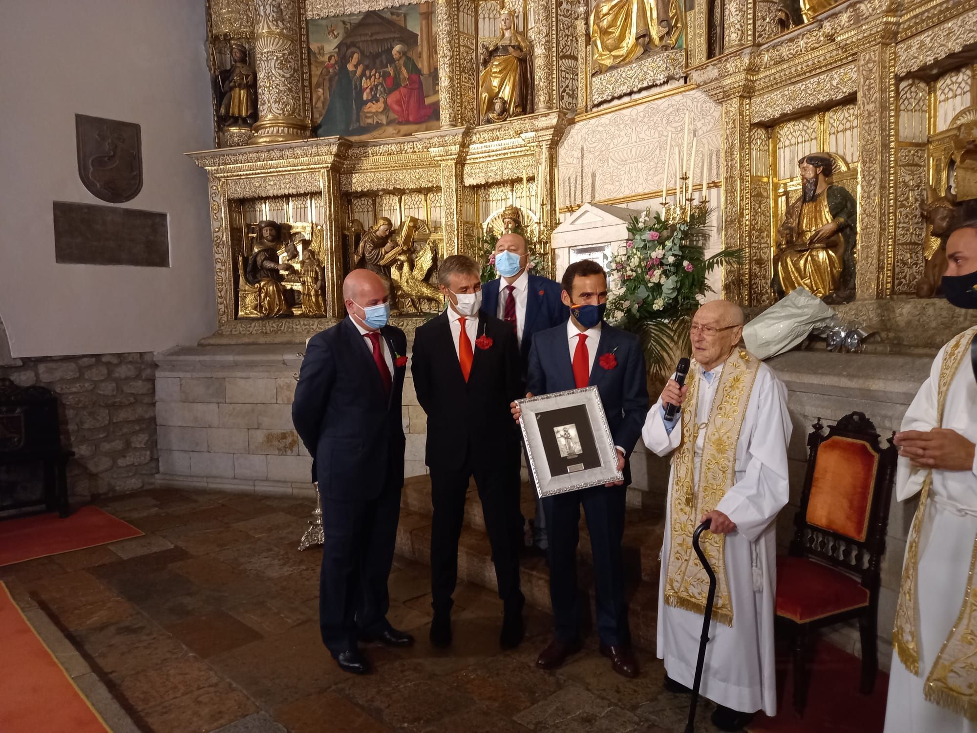 Los fieles de la Magdalena, de Llanes, cumplieron con su clavel rojo