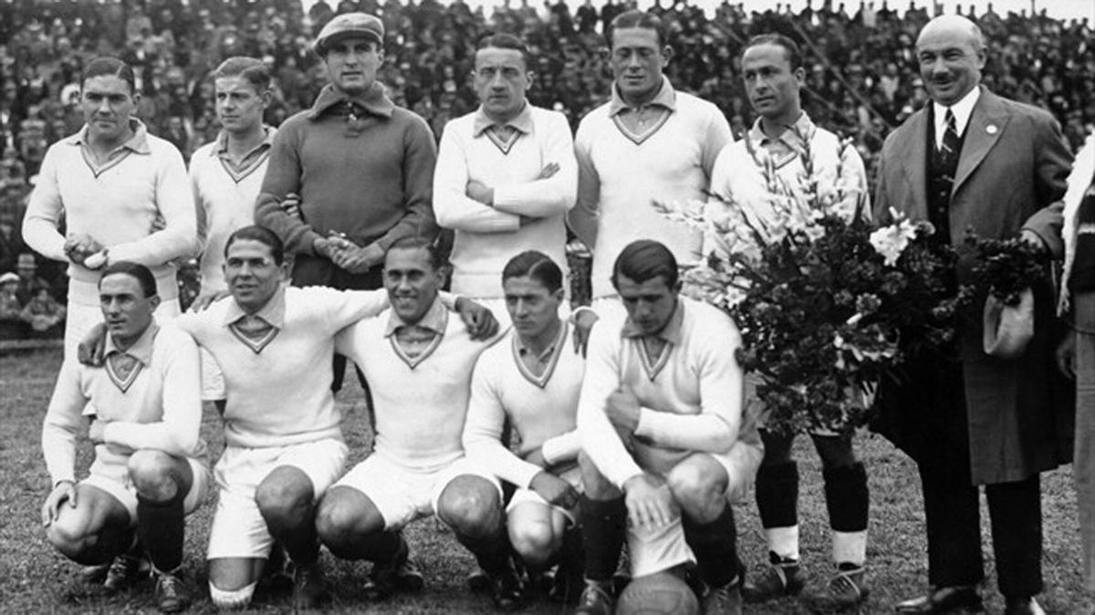 SELECCION FRANCESA CON EL CENTROCAMPISTA Y CAPITAN ALEX VILLAPLANE ( D, ARRIBA ) DURANTE SU PARTICIPACION EN EL MUNDIAL DE URUGUAY DE 1930. TRAS DEJAR EL FUTBOL SE CONVIRTIO EN UN DELINCUENTE Y EN UNO DE LOS MAS SADICOS COLABORACIONISTAS QUE EL REGIMEN NAZI ENCONTRO EN FRANCIA DURANTE LA SEGUNDA GUERRA MUNDIAL, FUE FUSILADO EN 1944 POR SU COLABORACIONISMO CON LOS NAZIS. DEPORTES. FUTBOL. HISTORIAS IRREPETIBLES