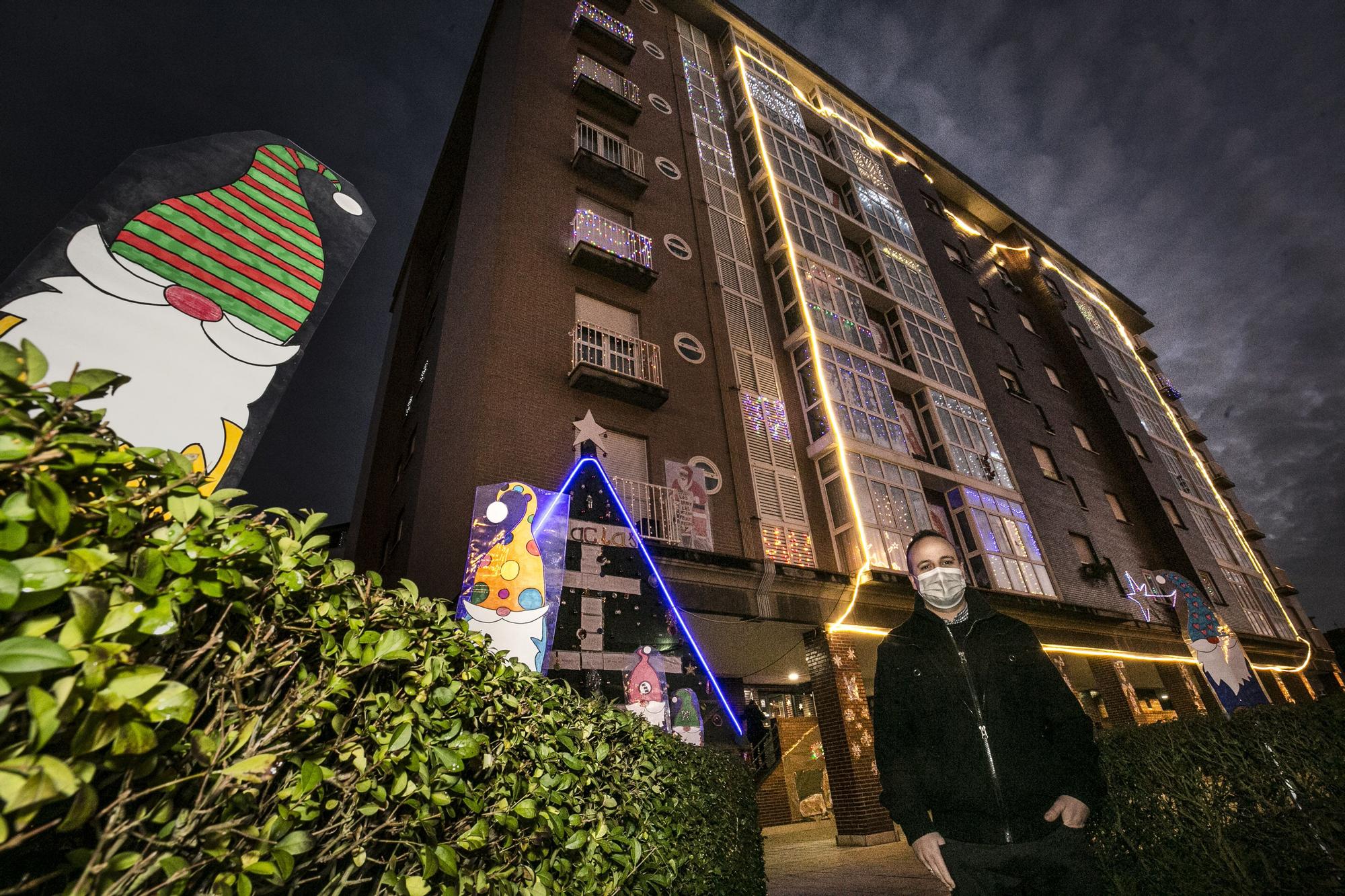 Así es la impresionante decoración navideña que han hecho los vecinos de un edificio de La Corredoria