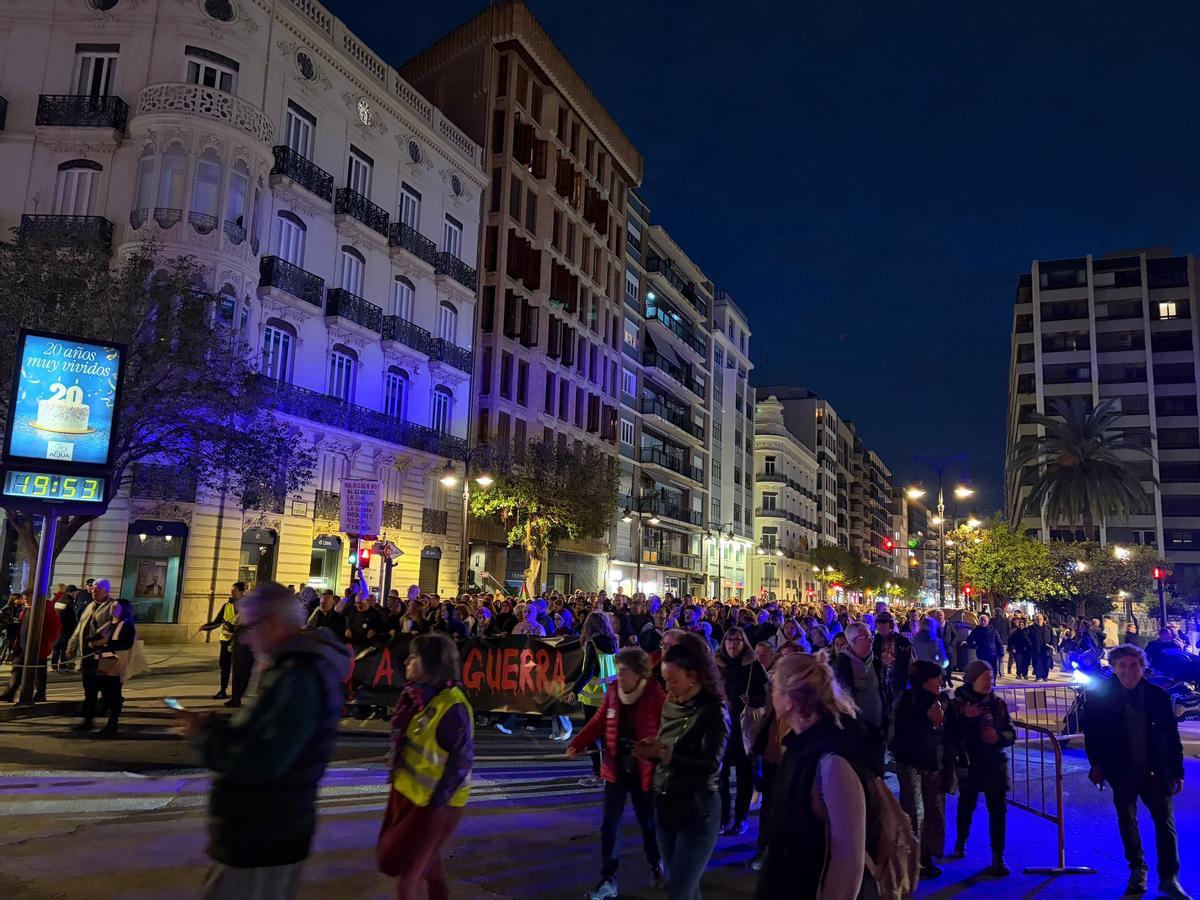 La manifestación llega a la avenida Navarro Reverter.