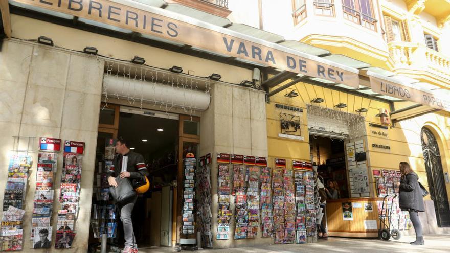 La popular librería Vara de Rey vive sus últimos días abierta.
