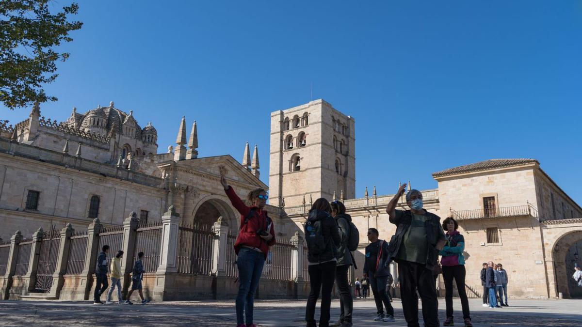 Turistas en la plaza de la Catedral de Zamora.