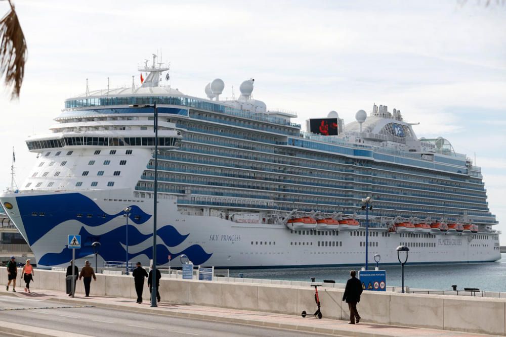 El Sky Princess en el puerto de Málaga