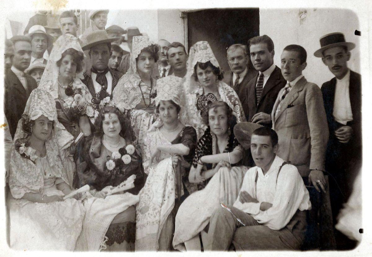 Fotografía antigua de los juegos florales con Virtudes Gómez, en el Teatro Ribés de Llucena.