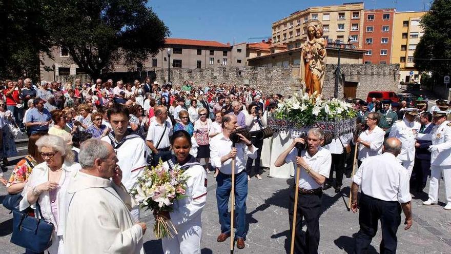 Un momento de la procesión en el exterior de San Pedro.