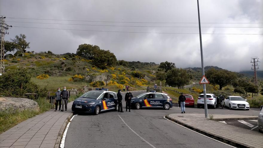 Policía Nacional controlando el acceso por la carretera del Puerto.