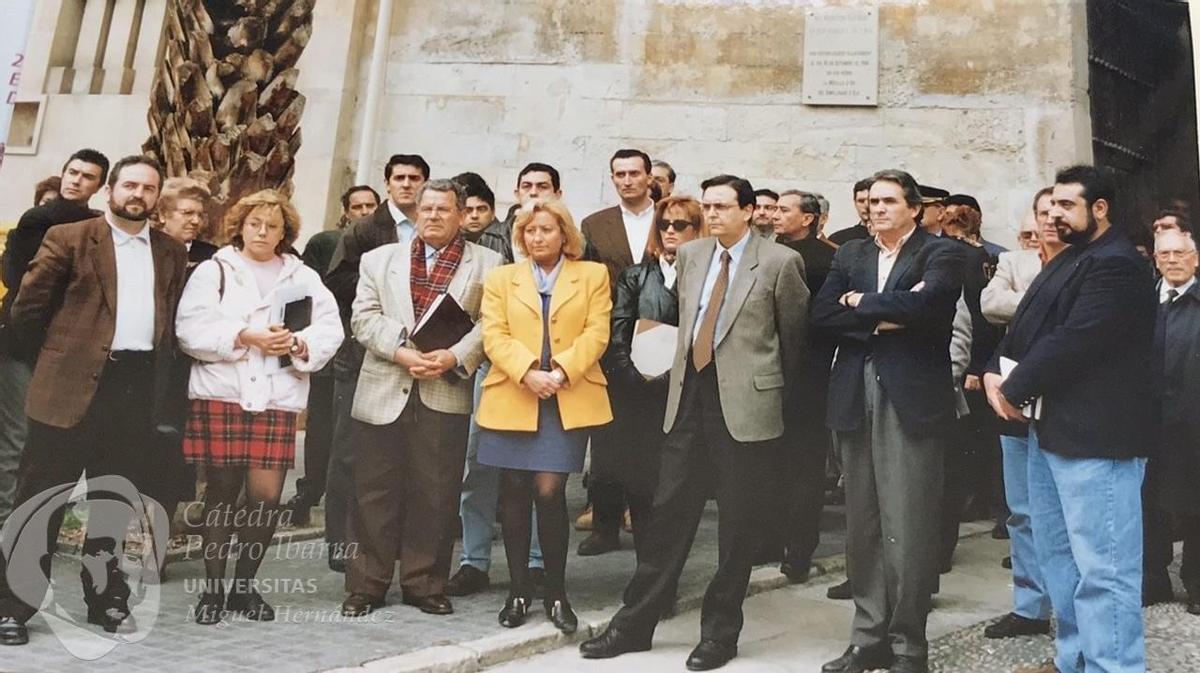 Una imagen de María Teresa Sempere con los entonces miembros de la corporación, durante un mandato de Diego Maciá, en un minuto de silencio