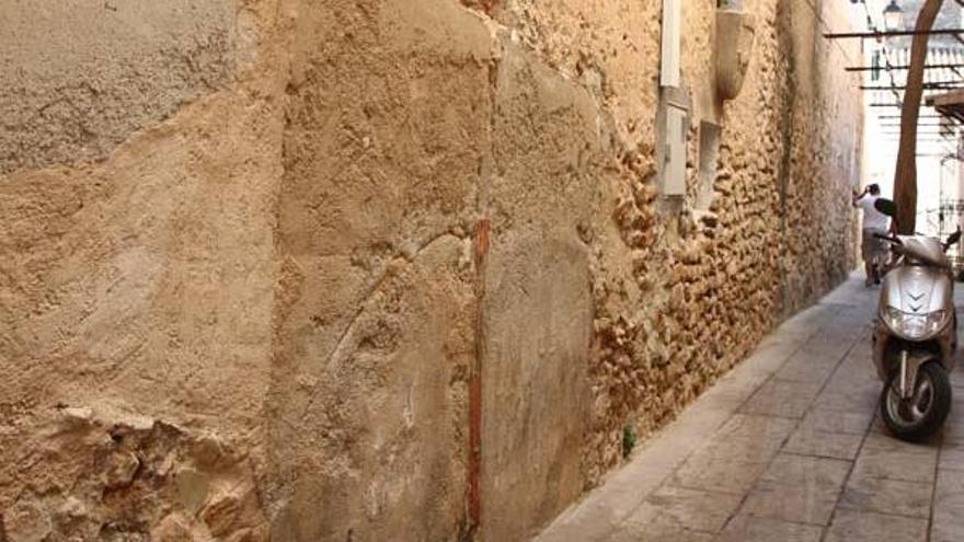 Estrecha callejuela fosilizada de la antigua medina.
