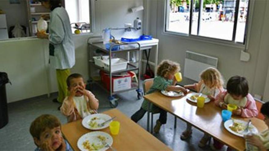 Los padres exigen que sus hijos puedan ir al comedor escolar también en junio