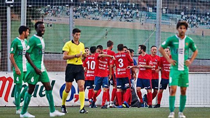 Els jugadors garrotxins celebren el gol d&#039;Hèctor Simón.