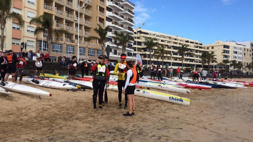 Piragüistas se preparan, ayer, en la playa de El Reducto (Arrecife) para la última etapa de la carrera.