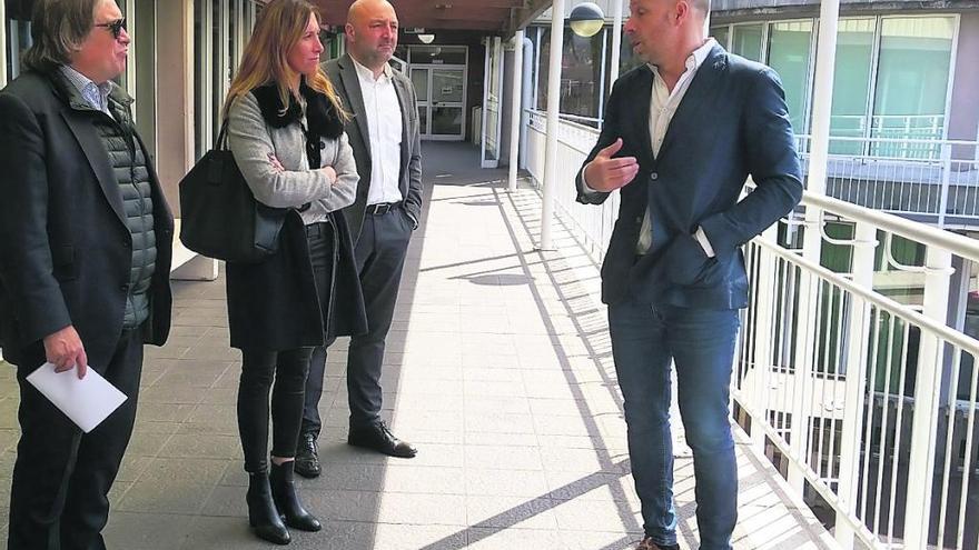 Pumariega, entre Alberto López-Asenjo y Guzmán Pendás, charla con Secundino González, presidente del Santa Olaya, durante una reciente visita del candidato del PP al club de natación.