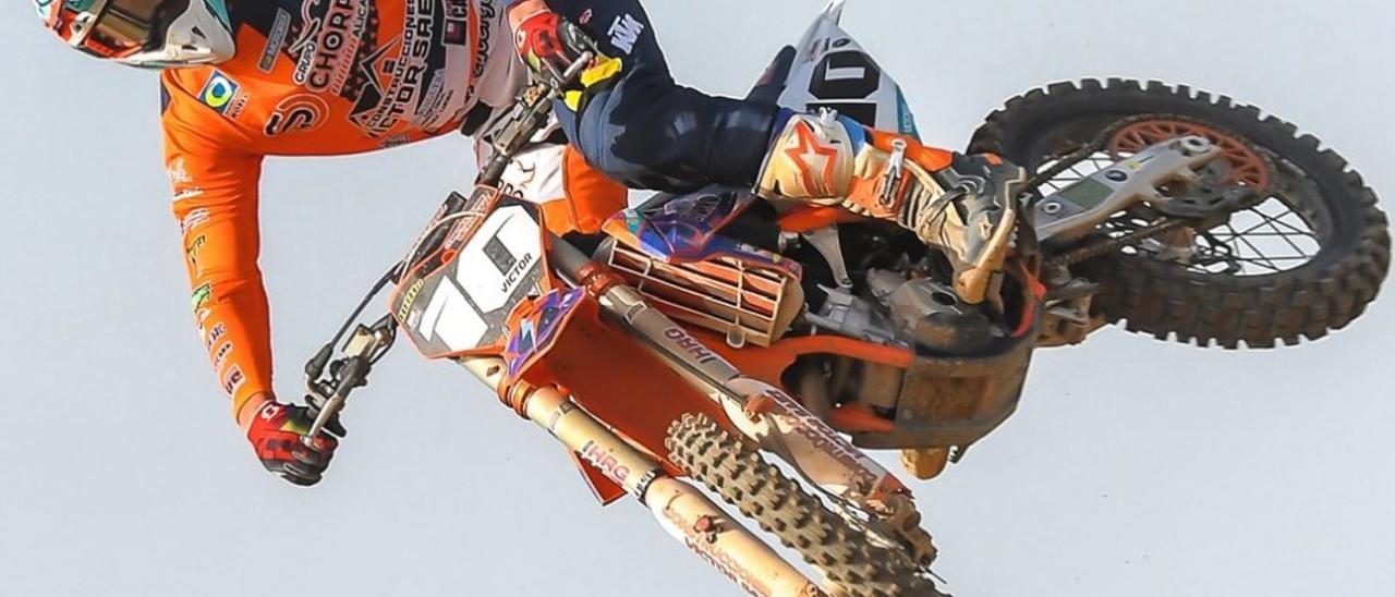 Víctor Sáez en la prueba de motocross en Crevillent