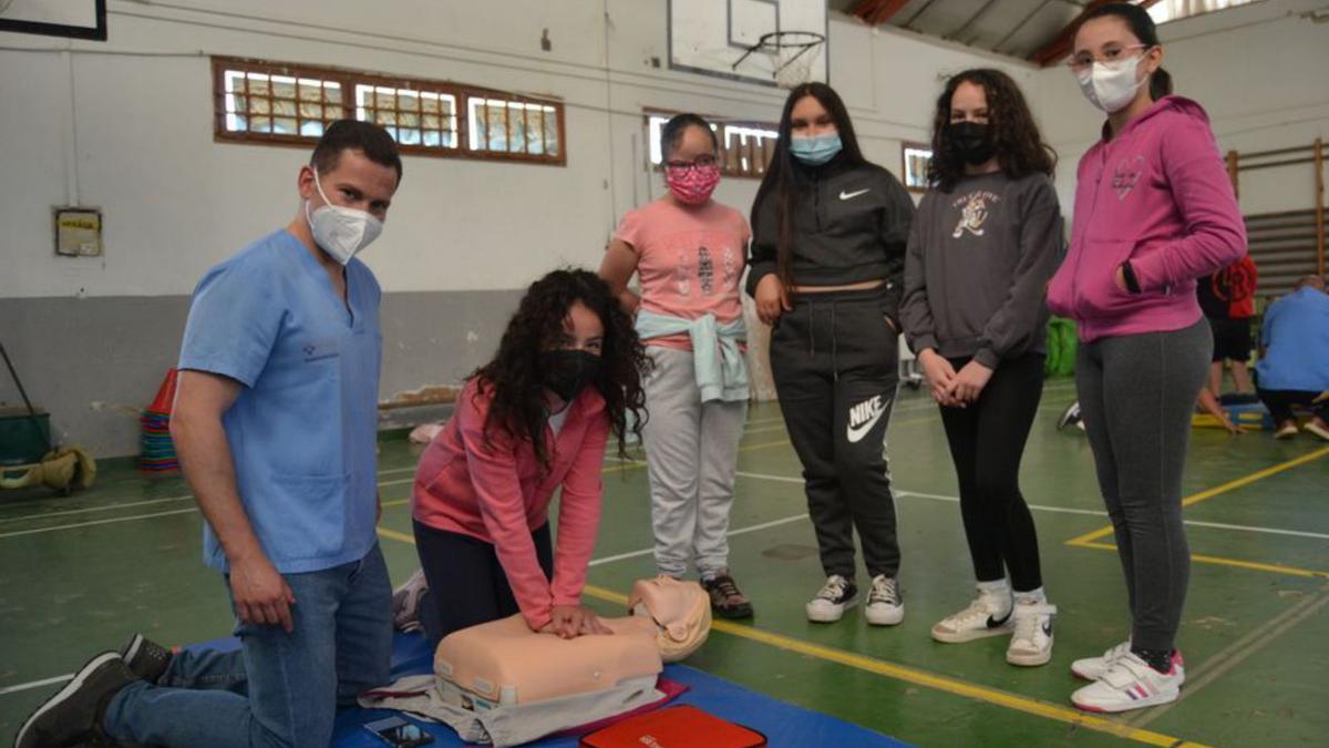 Por la izquierda, el médico Salvador Balboa y las alumnas Leire Antón, Indara Pérez, Sofía Alonso, Raquel García y Celia González, durante los talleres sobre reanimación cardiopulmonar. | A. M. Serrano