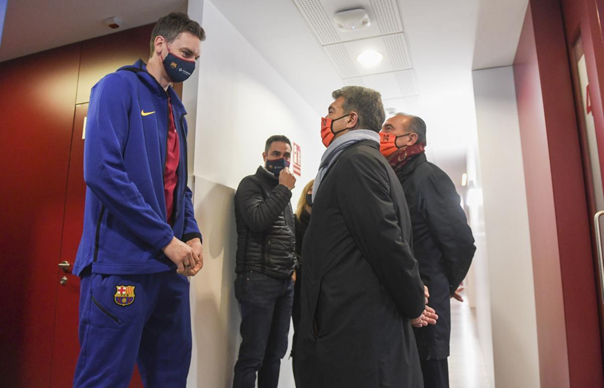 El nuevo presidente del FC Barcelona, Joan Laporta, y Rafa Yuste visitaron la Ciutat Esportiva Joan Gamper y coincidieron con Pau Gasol. El nuevo presidente del FC Barcelona, Joan Laporta, y Rafa Yuste visitaron la Ciutat Esportiva Joan Gamper y coincidieron con Pau Gasol.