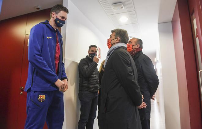 El nuevo presidente del FC Barcelona, Joan Laporta, y Rafa Yuste visitaron la Ciutat Esportiva Joan Gamper y coincidieron con Pau Gasol.