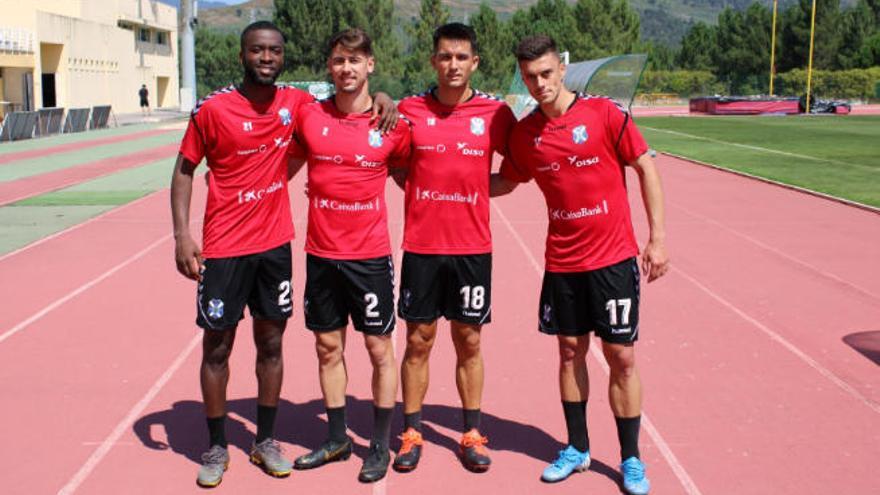 Shaq Moore, Luis Pérez, Isma López y Róbert Mazán, en la pista de atletismo del Centro Deportivo de Melgaço.