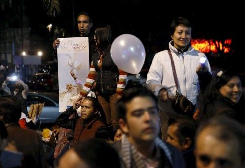 El Papa fue recibido en México por el presidente Peña Nieto y su esposa