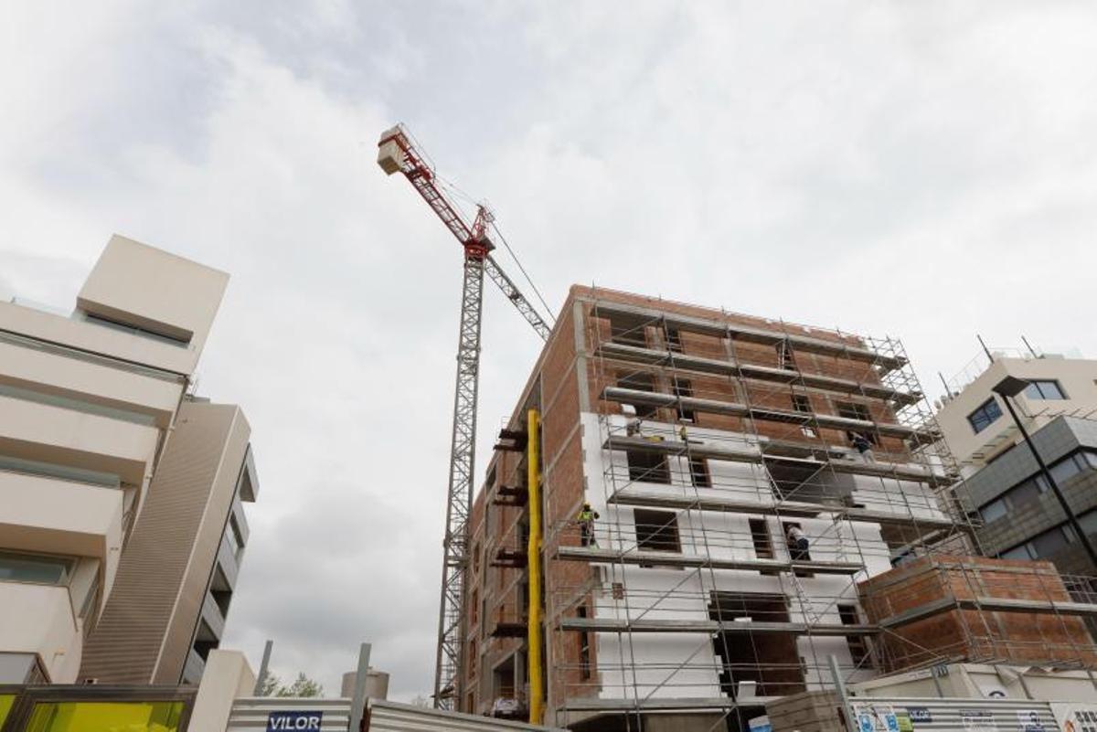 La construcción apenas paró unos días durante los meses de confinamiento. | J.A.RIERA