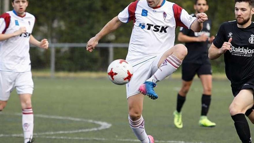 El jugador del Roces Pola controla el balón.