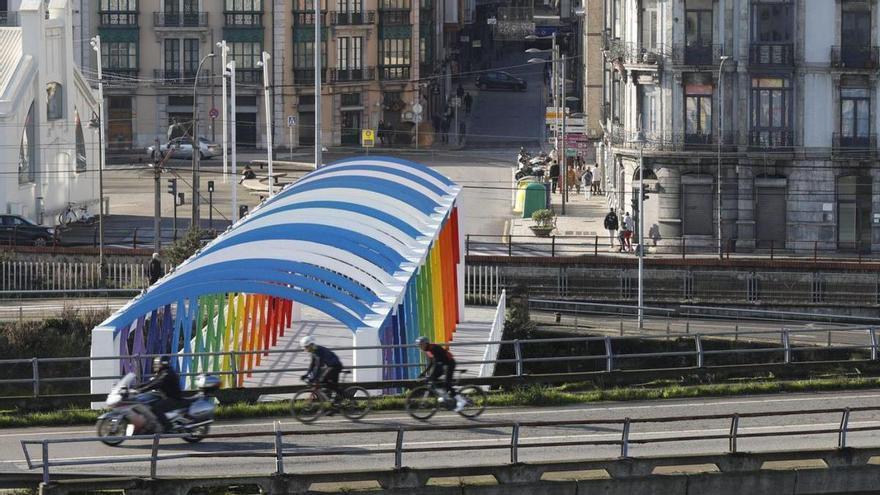 Uno de los accesos al casco antiguo de Avilés desde el Niemeyer, con las vías, la artería del puerto,  la ría y el puente de San Sebastián recién remozado en primer término. | MARA VILLAMUZA
