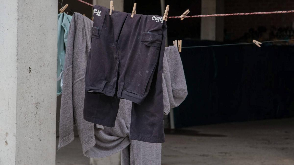Ropa de trabajo tendida en la planta baja del edificio.