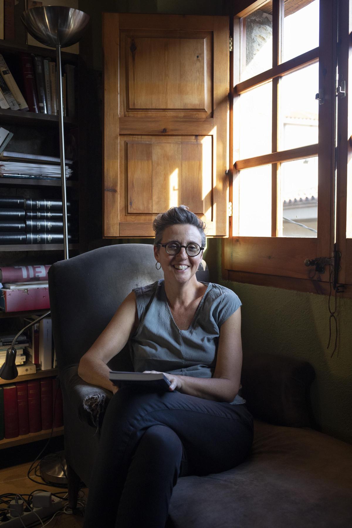 Elisabet Riera, en el seu estudi, a Terrades on viu des de fa més d'una dècada.