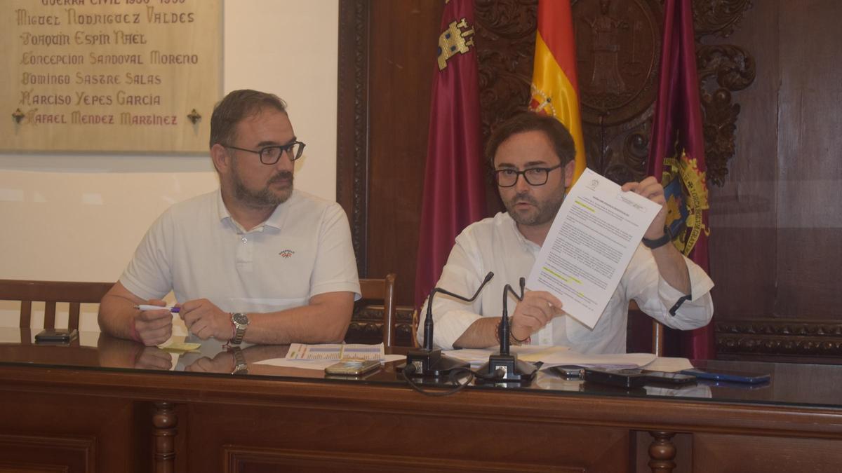 Los ediles del PSOE Diego José Mateos e Isidro Abellán.