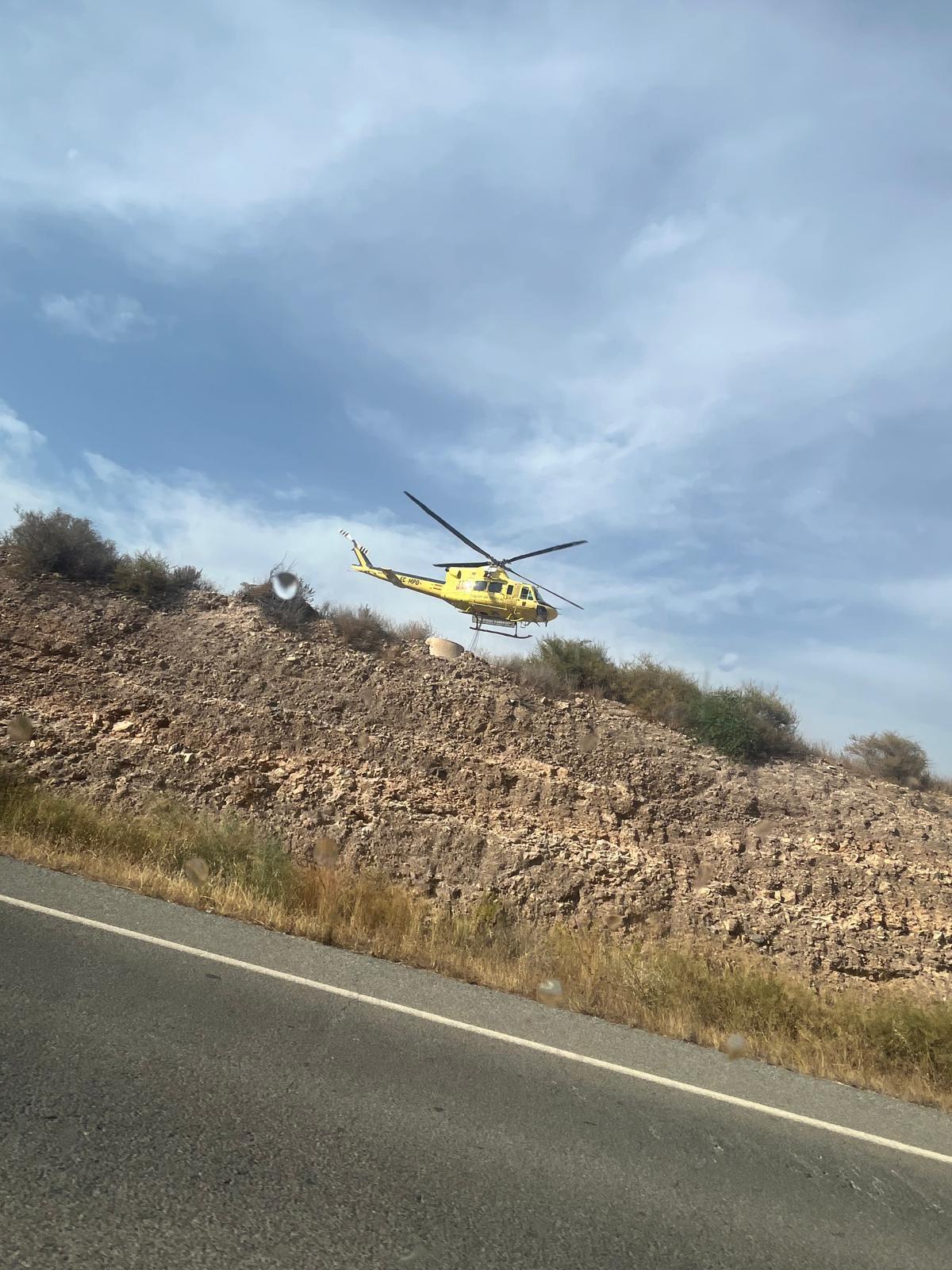Uno de los helicópteros movilizados por el incendio de Mazarrón.