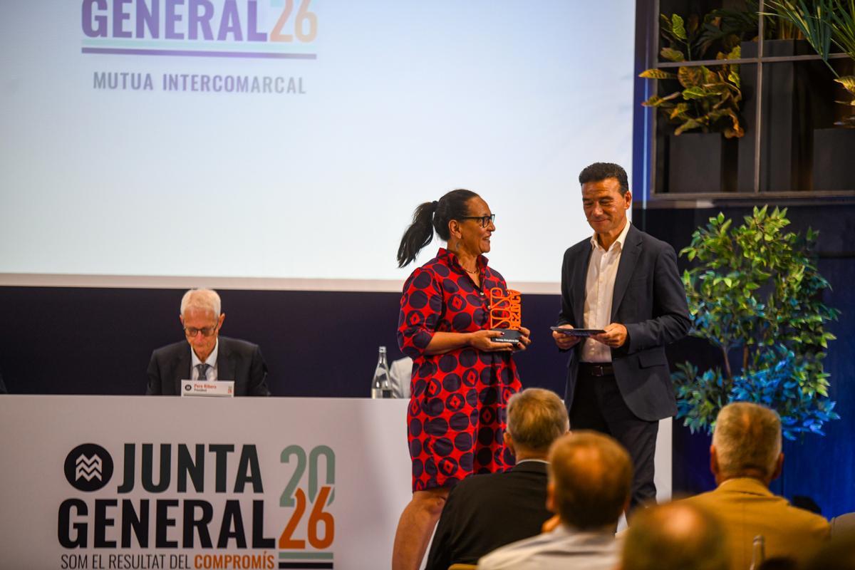 Raiza Botini rep la distinció de mans d'Eusebi González
