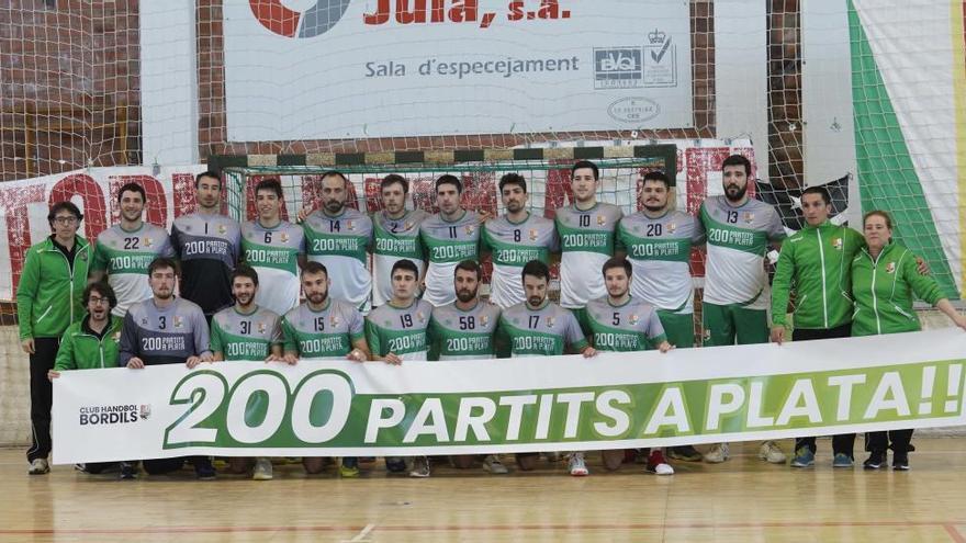 Els jugadors i cos tècnic del Bordils, amb la pancarta commemorativa als 200 partits de l&#039;equip a Divisió d&#039;Honor Plata