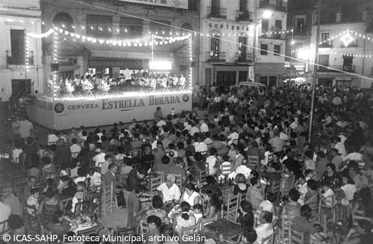 Concierto de la banda de música en el escenario ddel Altozano. (1969)