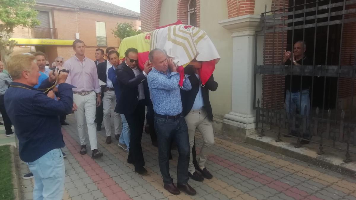 Andrés Vázquez camino del funeral a hombros de sus admiradores y amigos. 