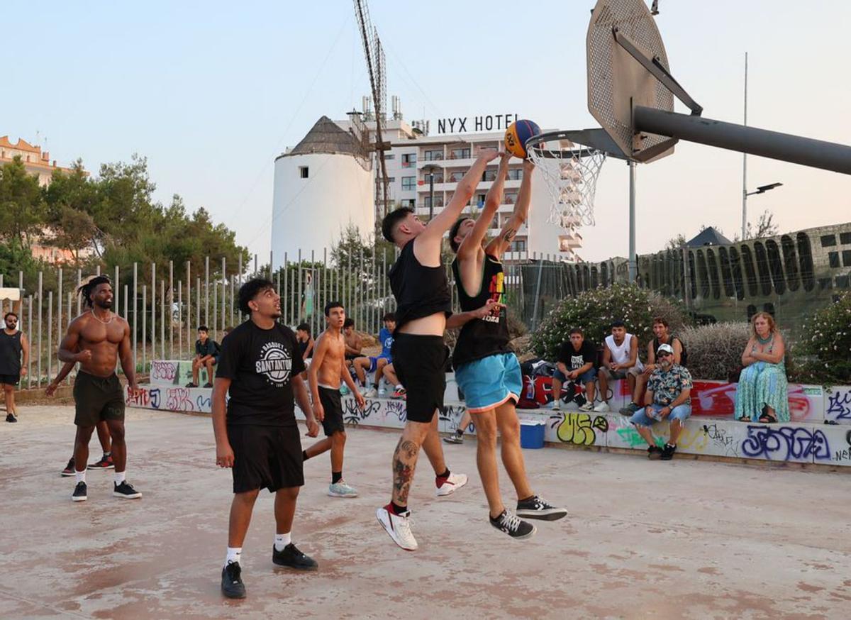 Uno de los partidos del torneo 3x3 de baloncesto. |  | J.A. RIERA