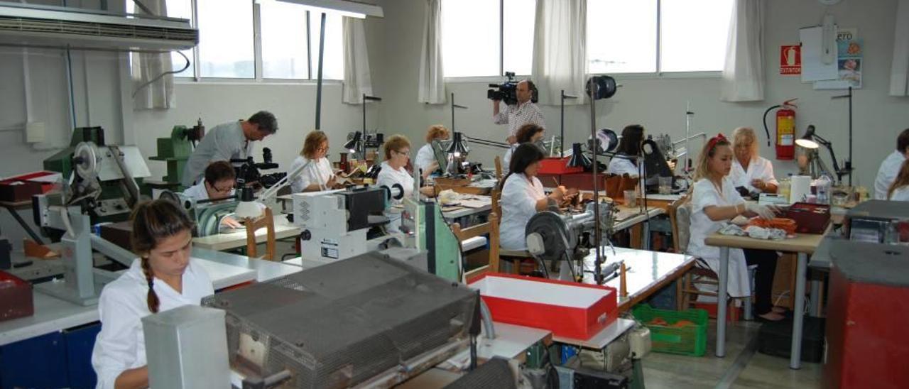 Imagen de una de las pocas fábricas de calzado que quedan en activo en Inca.