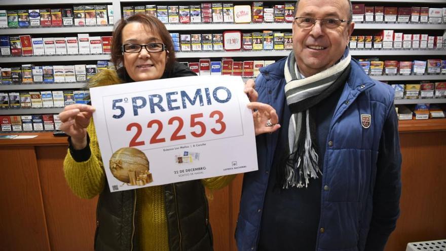 María Jesús Vázquez y su marido Ramón Baldomir posan con el cartel del quinto premio de la Lotería de Navidad de 2017.