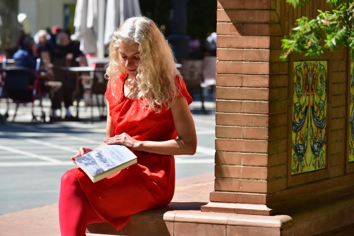 Roser Amills posa con su quinta novela en San Francisco.