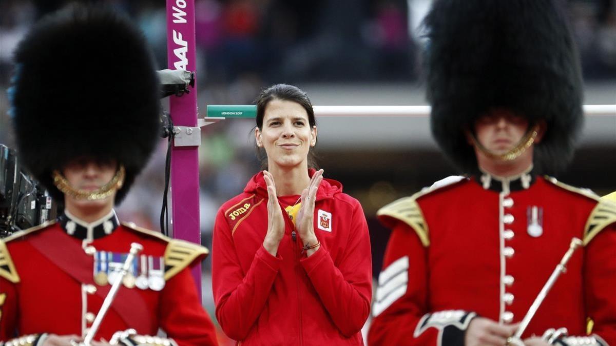 Beitia, entre dos 'bobbies', en la final de Londres.