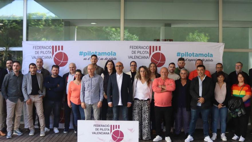 Foto de grup dels assamblearis amb el nou president a La Petxina.  | FEDPIVAL