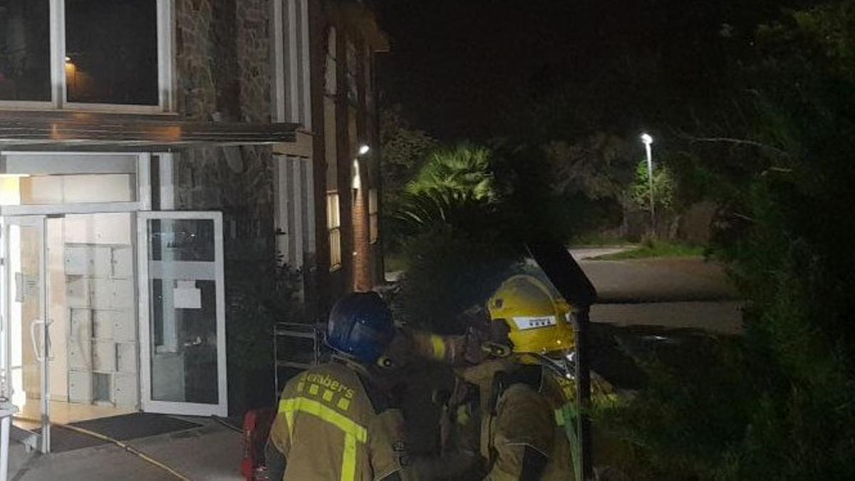 Labores de extinción del incendio declarado este domingo en Cerdanyola.