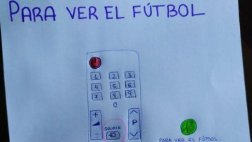Un nieto dibuja las instrucciones para que su abuelo pueda ver el fútbol en la tele