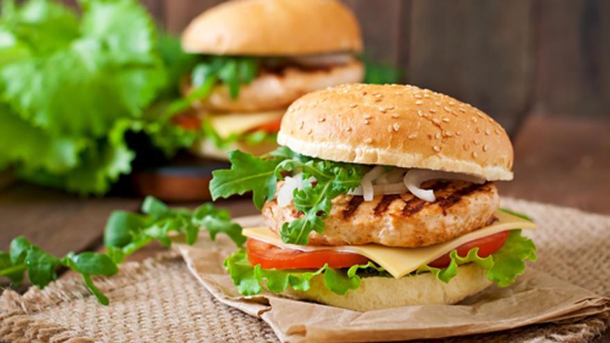 Hamburguesa de pollo con salsa roquefort