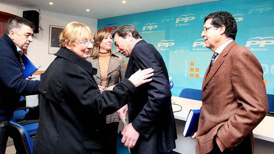 El conseller Flores, ayer en la sede del PP, junto a las diputadas autonómicas Amor y Barceló y el ex alcalde Fenoll