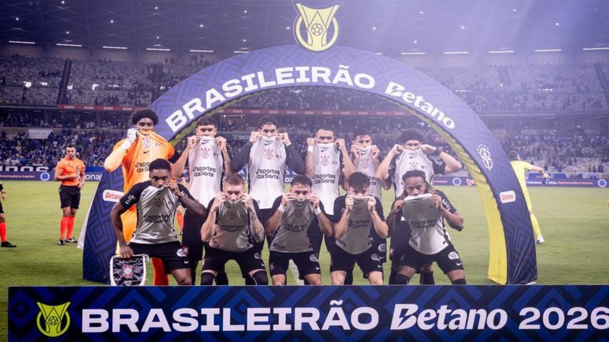 Los jugadores de Corinthians se taparon la boca con la camiseta en protesta contra el racismo antes del partido contra el Cruzeiro.