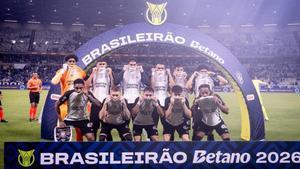 Los jugadores de Corinthians se taparon la boca con la camiseta en protesta contra el racismo antes del partido contra el Cruzeiro.