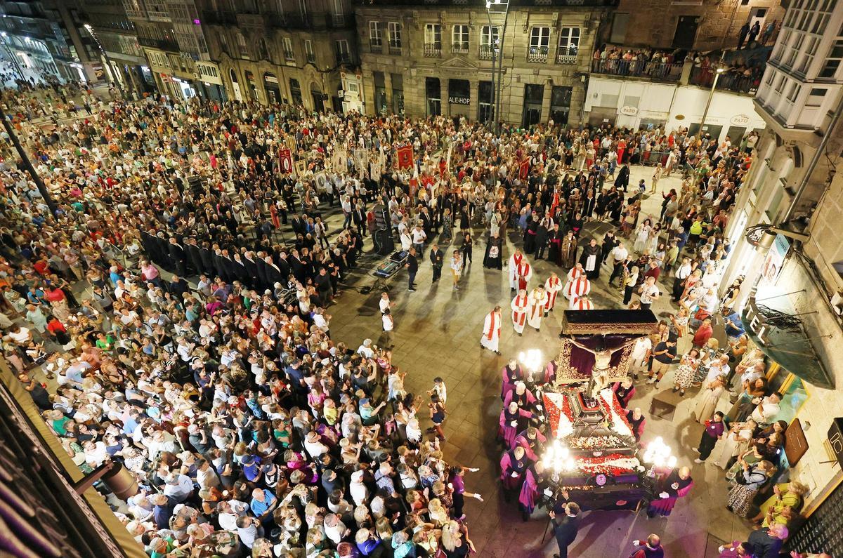 Multitudinaria devoción por el Cristo de la Victoria en Vigo