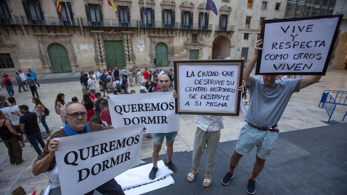 Protesta de los vecinos, este jueves en la plaza del Ayuntamiento