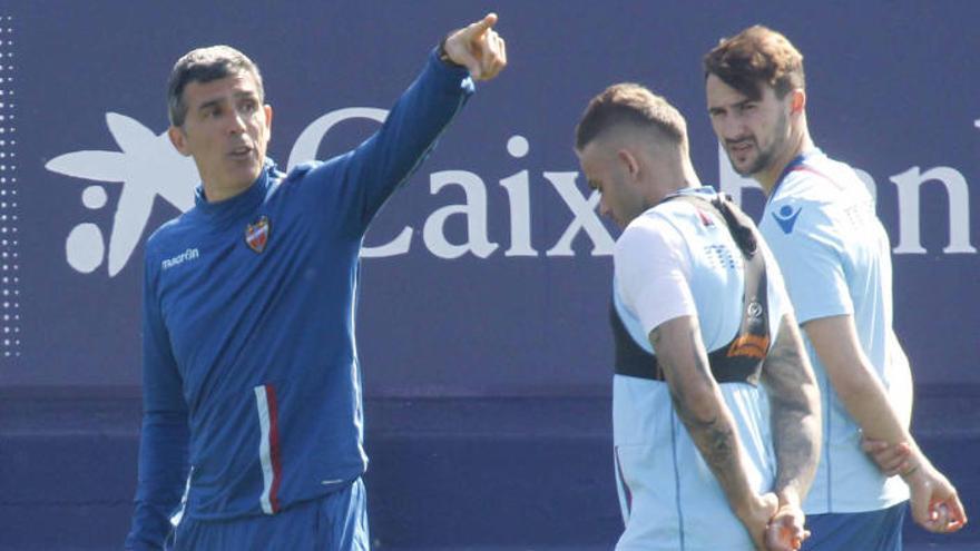 Muñiz, dando instrucciones junto a Roger y Juan Muñoz en el entrenamiento.