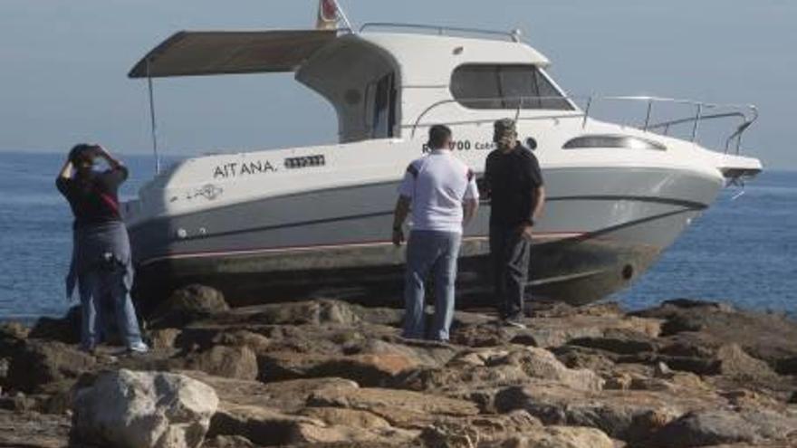 Un barco encalla en un espigón de El Campello