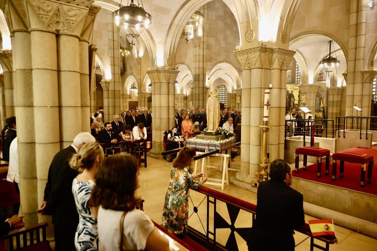Alcaldesa, Carmen Moriyón, y el concejal de Relaciones Institucionales y Juventud, Jorge González-Palacios, asisten a la ofrenda floral a la Virgen del Carmen, patrona de La Armada.